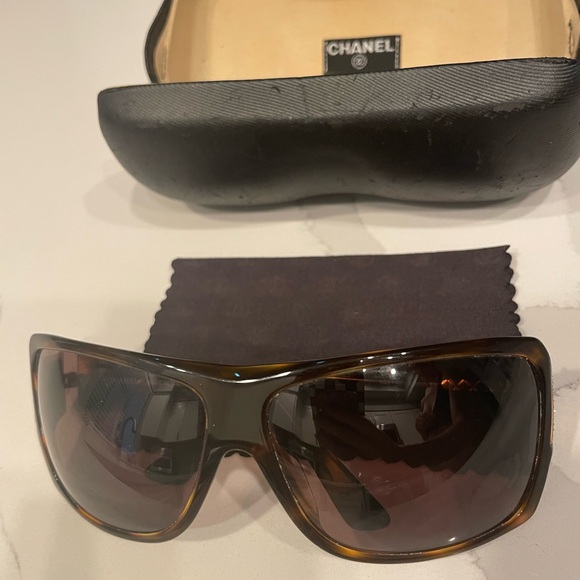 Chanel tortoise rhinestone large sunglasses main image 10